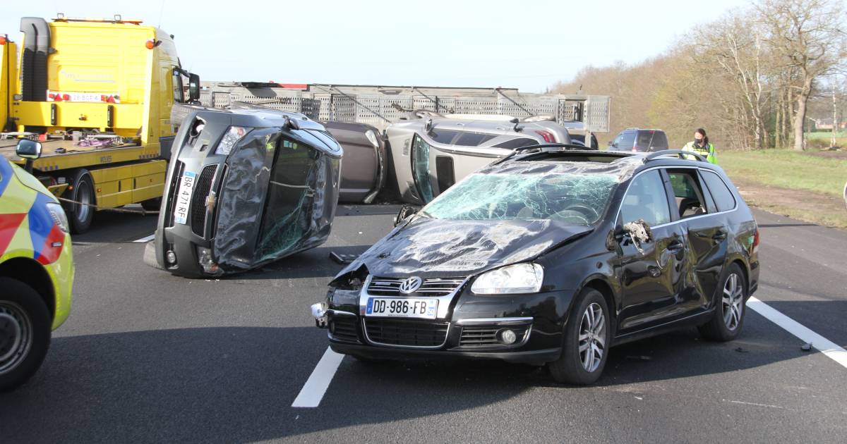 Vrachtwagen verliest lading autos op A1 bij ongeluk, snelweg afgesloten.