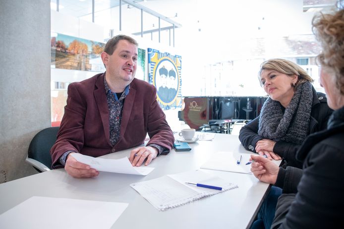 Stadsdichter Derk Postma in 2019, bezig met het helpen van mensen bij het maken van Sinterklaasgedichten.