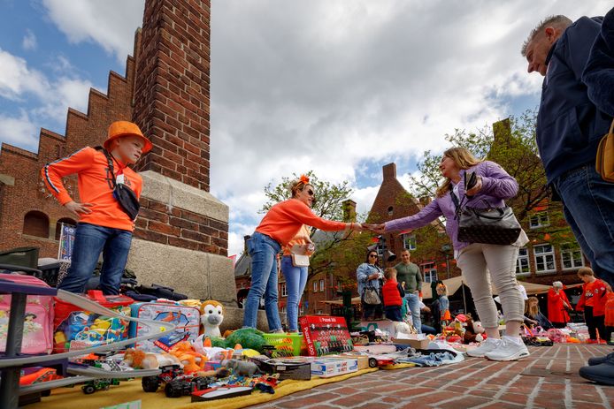 Vrijmarkt waarbij de familie Van Wezel hun spulletjes verkopen.