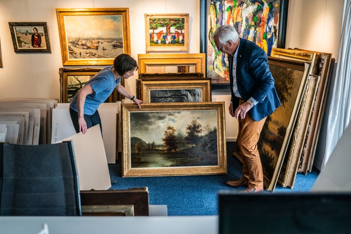 Lijstenmaker Anna Simoons  en Paul Tirion, organisator van de tijdelijke expositie (deze zomer) in de Concertzaal in Oosterbeek.