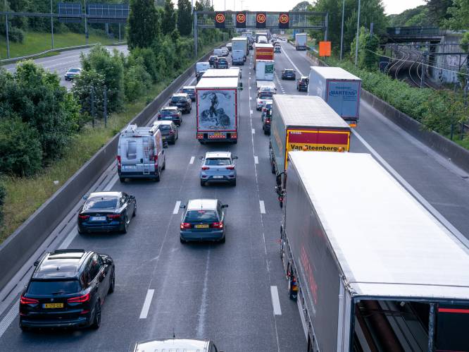 Kwartier file op Antwerpse Ring richting Nederland vanaf de Kennedytunnel: ongeval ter hoogte van Antwerpen-Oost