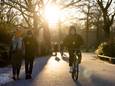 Wandelaars en een fietser in het Vondelpark. Foto ter illustratie.