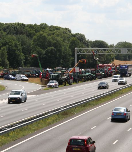 Boeren verzamelen langs de A1 bij Holten, viaduct over snelweg bij Azelo geblokkeerd