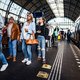 De bus en trein worden volgend jaar duurder: jaagt dat reizigers de auto in?