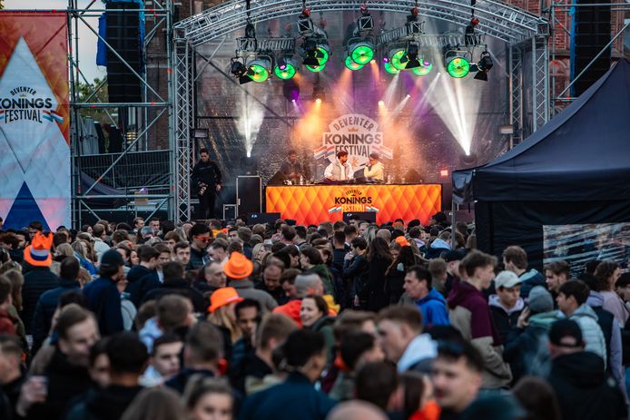 Het Koningsfestival op Koningsdag op de Brink.