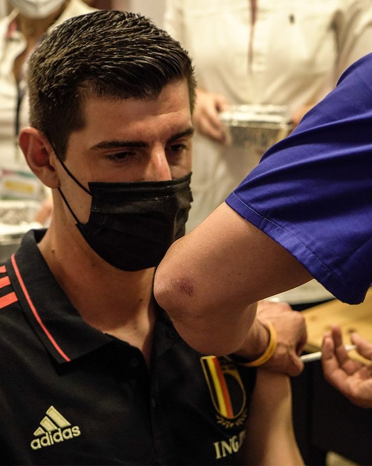 Onder meer Thibaut Courtois kreeg maandag zijn eerste coronaprik. Beeld Twitter