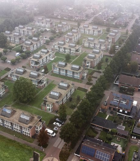 Traktatie om 2022 in te luiden: azc-kinderen in Winterswijk verrast met snoepzakken