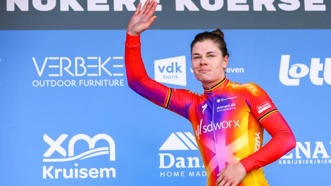 “We reden met twee rond”: enkele dagen nadat ze haar broer verloor, knalt Lotte Kopecky naar zege in Nokere Koerse
