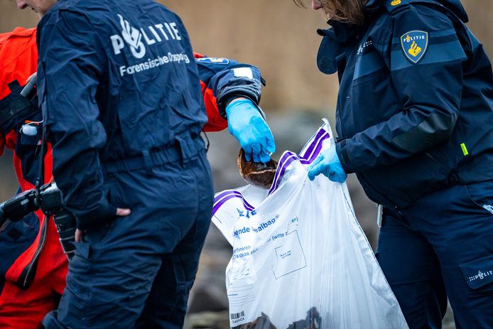 De politie nam vrijdag en zondag de menselijke resten mee.