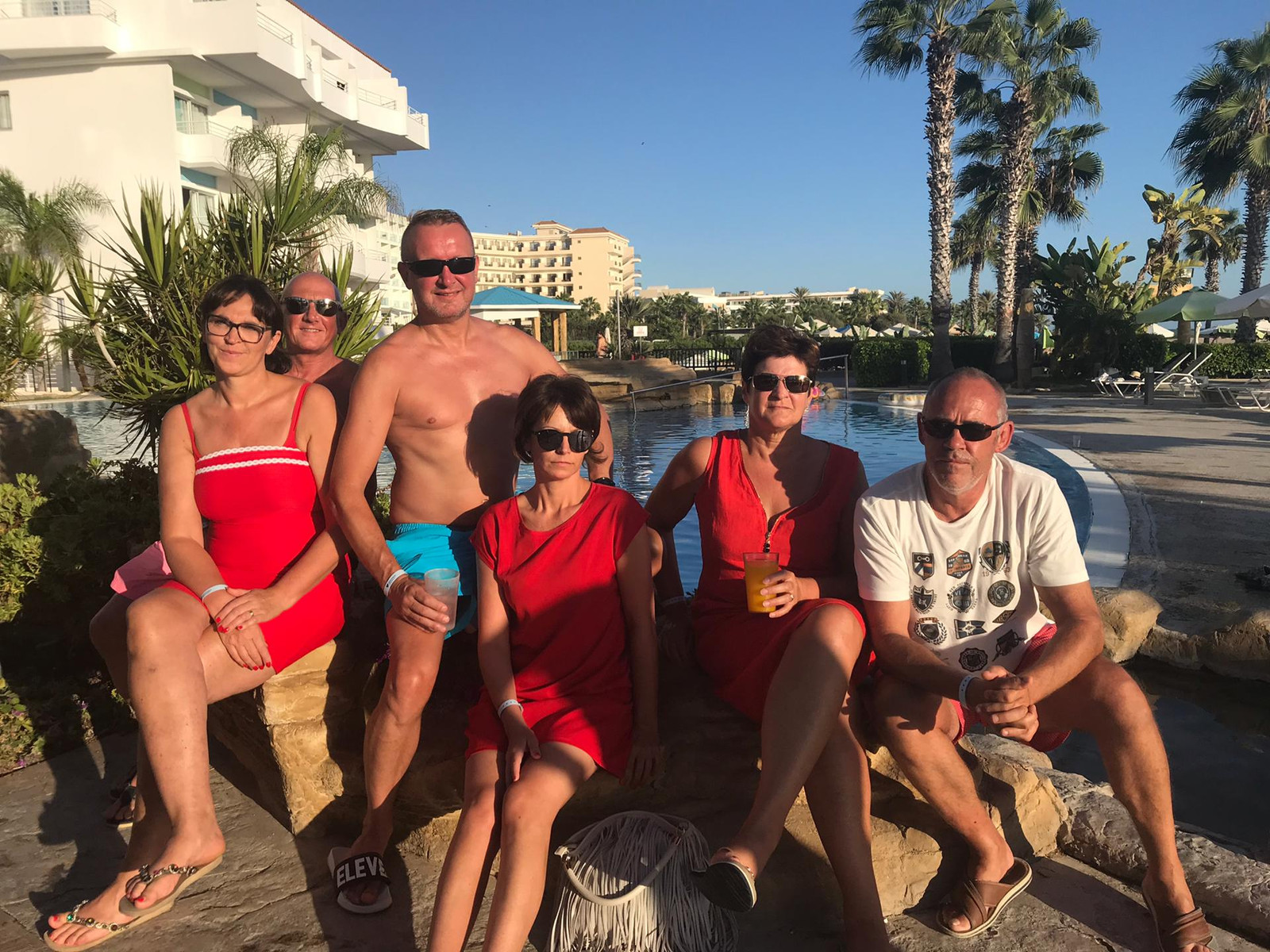 Carla Vanherbruggen en haar vrienden aan het zwembad van het hotel in Cyprus. Beeld RV