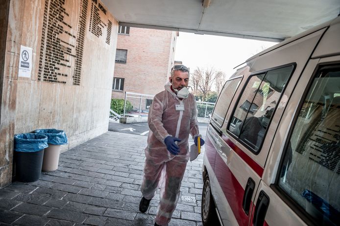Een ambulancier in beschermende kledij in Italië.