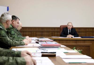 Poetin vergaderde hele dag met militaire verantwoordelijken over oorlog, meldt Kremlin