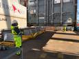 Een stagiair werkt in de Rotterdamse haven