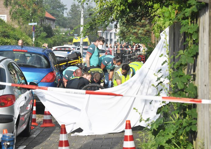 Een provisorisch opgehangen wit laken doet tijdelijk dienst als scherm. Door het doek dachten omstanders dat er iemand was doodgeschoten.
