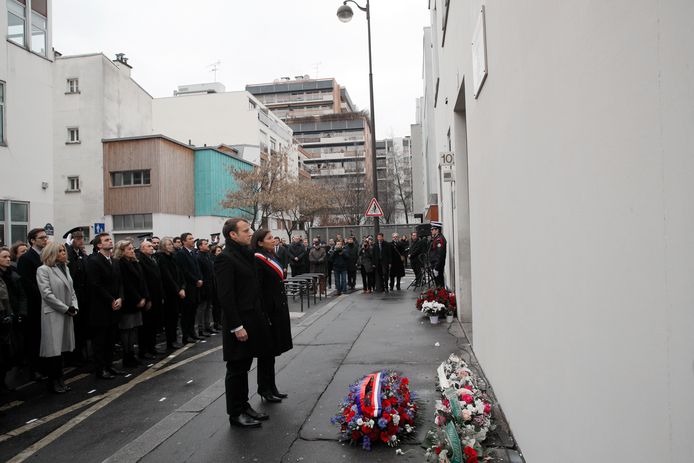 Frans President Emmanuel Macron en de burgemeester van Parijs Anne Hidalgo nabij het vroegere redactiegebouw van Charlie Hebdo.