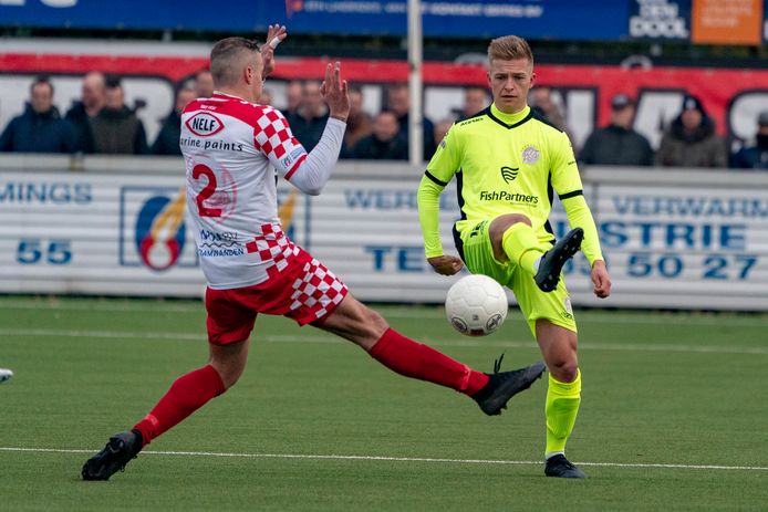 November 2019: Gwaeron Stout (rechts) namens IJsselmeervogels in actie tegen Kozakken Boys.