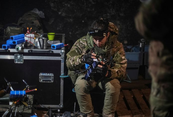 Украинские солдаты управляют дронами на линии фронта в Донецке.