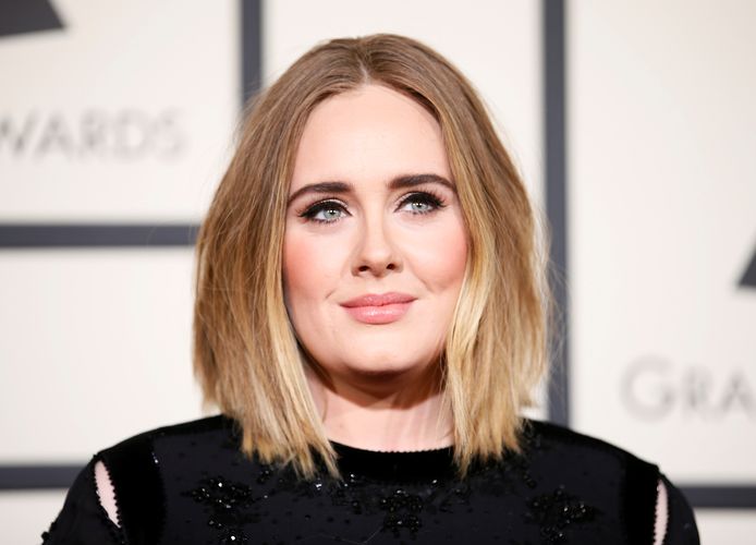 Adele met haar befaamde winged eyeliner.