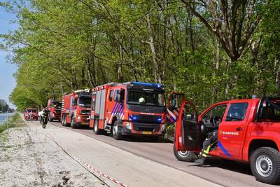 ‘Rookpluimen’ zijn stofwolken van werkende boer, brandweer rukt groots uit voor ‘bosbrand’ in Hooge 