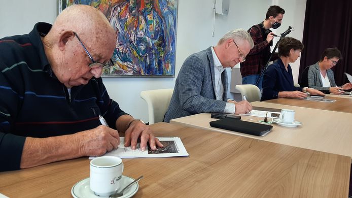In het oude raadhuis aan de Markt is het Woonconvenant Roosendaal 2022-22025 ondertekend. Vlnr Cees Uytdewilligen (HuurdersAdviesRaad), Marc van der Steen (Stadlander), Tonny van de Ven (Alwel) en wethouder Inge Raaijmakers.