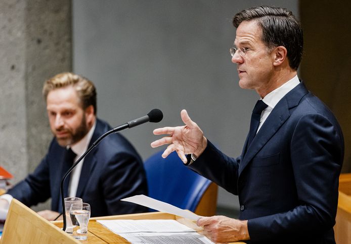 Demissionair minister Hugo de Jonge (Volksgezondheid, Welzijn en Sport) en demissionair premier Mark Rutte (R) in de Tweede Kamer tijdens een debat