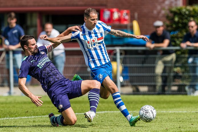 Joey Sleegers (r) is één van de drie aanvallers die op contractbasis vastligt bij FC Eindhoven, hij ontwijkt hier een sliding van Nick Viergever van PSV.