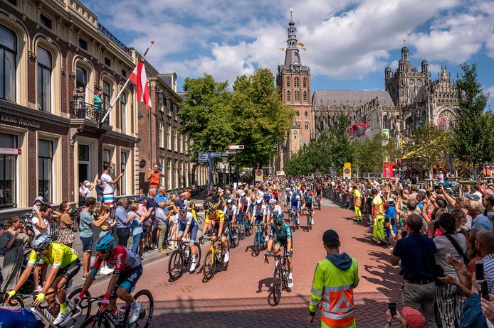 Doorkomst van de Vuela over de Parade in Den Bosch.