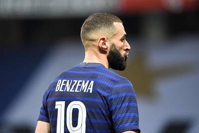 La France s’impose face à des Gallois réduits à dix, Benzema loupe un pénalty pour son retour