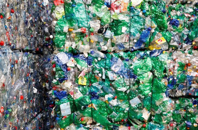 Bijeen gedrukte plastic flessen liggen klaar om gerecycleerd te worden in Zwitserland.