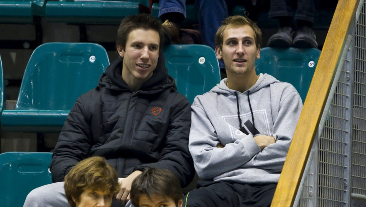 Thiemo de Bakker (rechts) kijkt met Igor Sijsling naar een tennispartij tijdens de Masters, vorige maand. Beeld anp