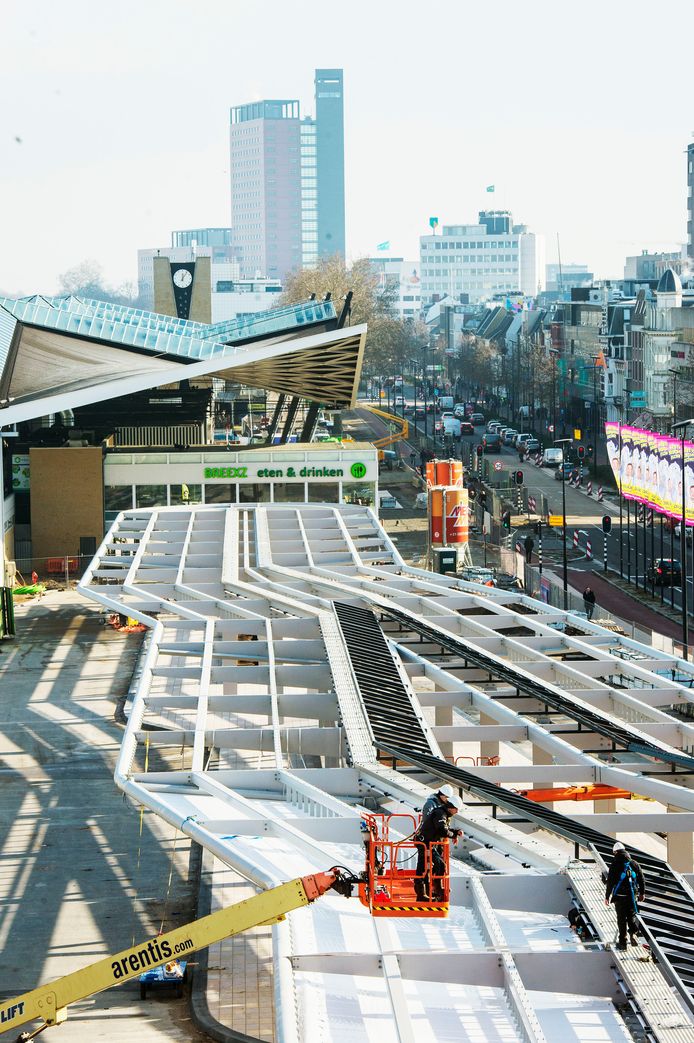 De overkapping van het nieuwe busstation.