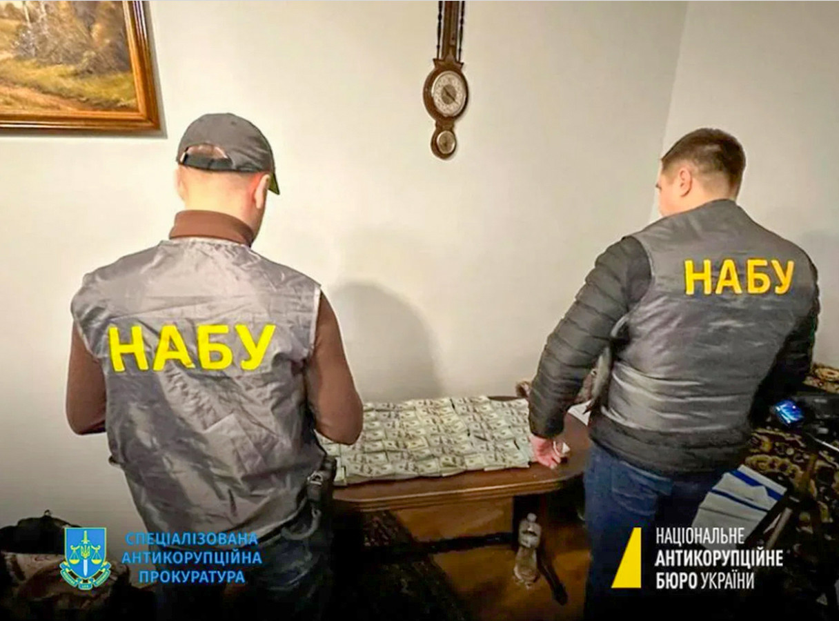 De dienst de die corruptiebestrijding in Oekraïne leidt heeft foto's vrijgegeven van de ongeveer 38.700 dollar die werden gevonden in het kantoor van plaatsvervangend minister Lozinski die inmiddels is ontslagen en gearresteerd.