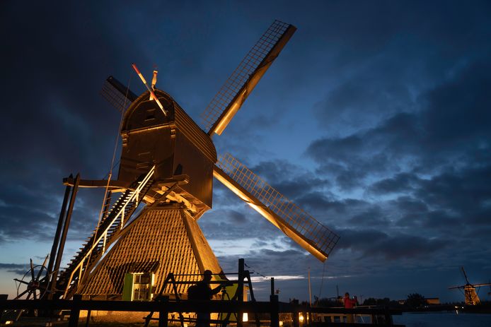 De molens worden een week lang verlicht.