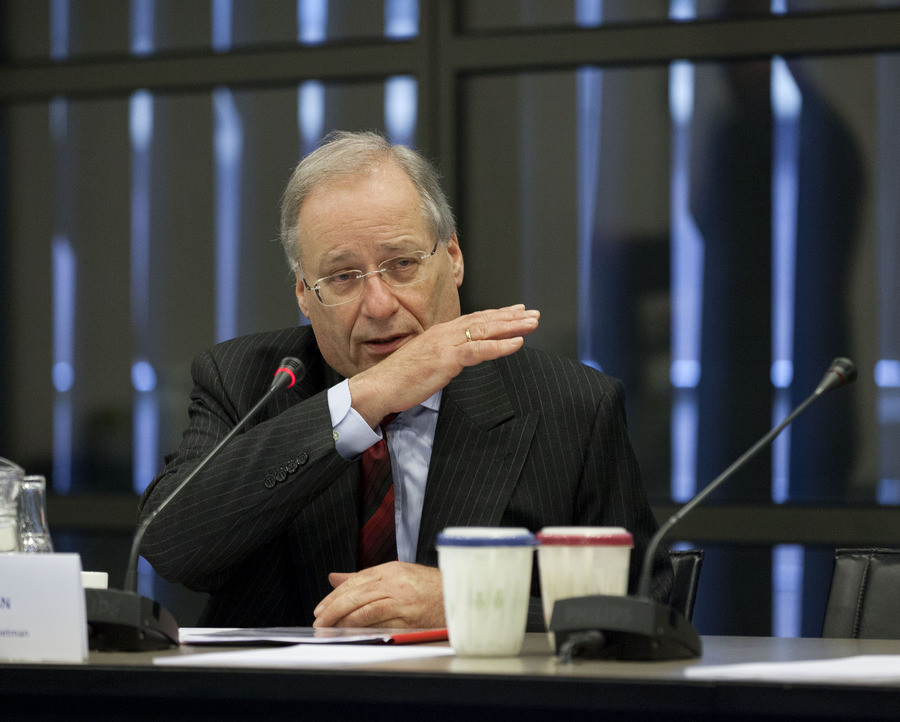 Wim Deetman bij een hoorzitting in de Tweede Kamer waarbij vertegenwoordigingen van slachtoffers van seksueel misbruik in de rooms-katholieke kerk worden gehoord.