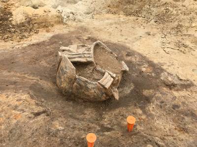 Archeologische vondsten gedaan op bouwlocatie in Riethoven: aardewerk, kralen en zelfs zwaarden