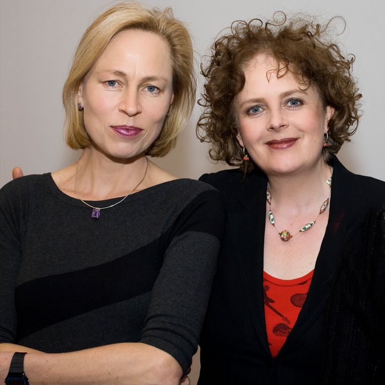 Marieke Hen- selmans (rechts, naast Erica Verde- gaal): ‘Wie wacht tot er iets overblijft aan het eind van de maand, houdt niks over. Zet dus eerst iets op je spaarreke- ning: pay your- self first.’ Beeld HUMO