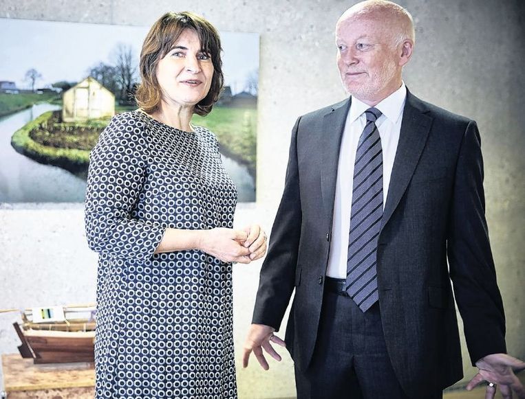 Minister Ploumen (l) en Alan Roberts van Accord on Fire and Building Safety in Bangladesh. Beeld Phil Nijhuis