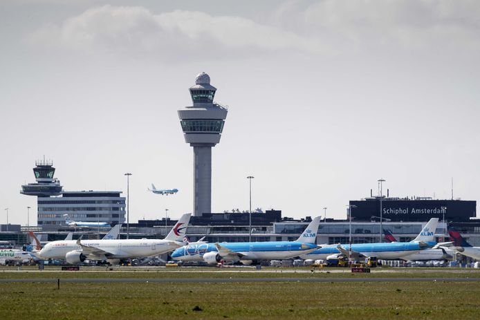 Langzaamaan starten maatschappijen de vluchten op Schiphol weer op of breiden het aantal uit.