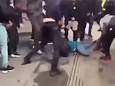 Een man werd vrijdag door een forse groep jongeren op station Bijlmer mishandeld.