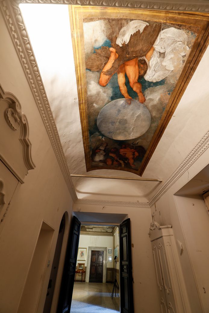 De beroemde plafondschildering van Caravaggio 'Jupiter, Neptunus en Pluto' in de Villa Aurora in Rome.