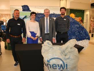 Bezoekers Waasland Shopping helpen 1,2 ton plastiekafval inzamelen