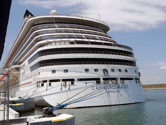 
Reddingsdiensten zoeken man die van cruiseschip viel in Florida