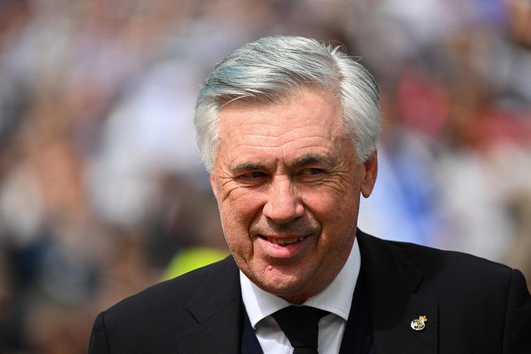 L'italiano Carlo Ancelotti prima della partita di campionato contro l'Espanyol sabato a Madrid.  Sono vestiti elegantemente e completamente rilassati.  foto AFP