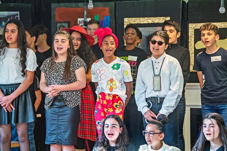 Kinderen van groep 8 van basisschool De Tamarinde voeren hun eindejaarsmusical op.
 Beeld Guus Dubbelman / de Volkskrant