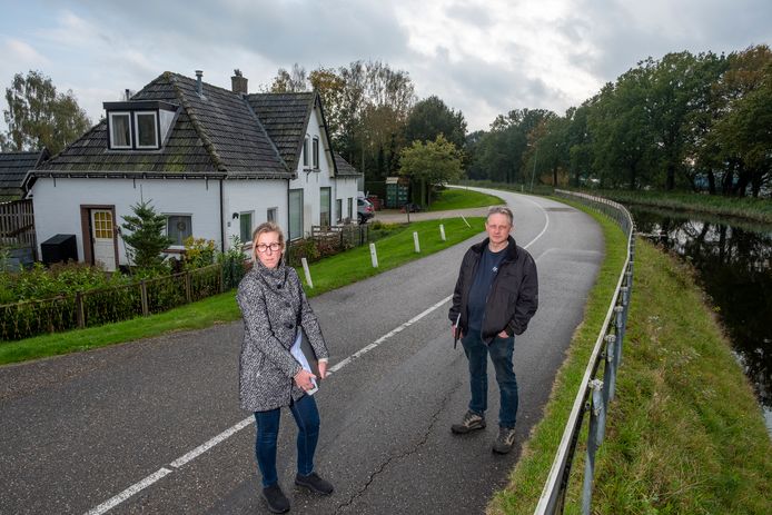 Dagmar van Duinen en Henrik Souman voor hun slecht onderhouden woning aan de Kanaaldijk. Op advies van het waterschap stelden zij de nodige verbouwingen uit.