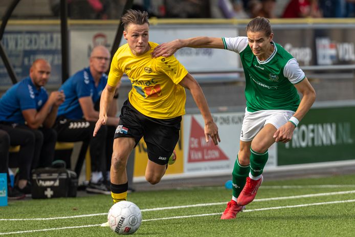 Sten Senders, hier links in actie in de thuiswedstrijd dit seizoen tegen HSC'21, opende nog de score voor UNA in Haaksbergen.