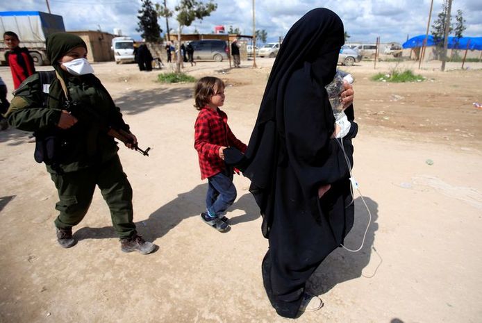 Een gevangen IS-weduwe met een infuus in het kamp al-Hol in noordoostelijk Syrië.