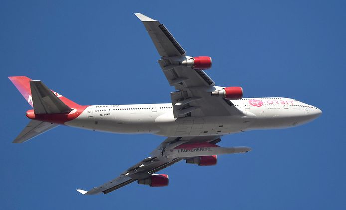 Aangepaste Boeing 747's worden momenteel door het bedrijf Virgin Orbit al gebruikt om raketten te lanceren. Hier stijgt zo'n aangepast vliegtuig op om de Virgin Orbit's LauncherOne raket te lanceren. Archiefbeeld.