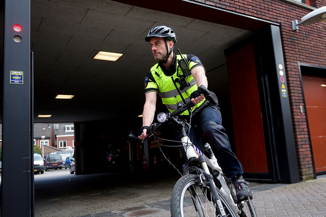 De politie surveilleert soms niet alleen met de auto maar ook op de fiets op bepaalde tijdstippen waarop een inbraak in Spijkenisse wordt verwacht.