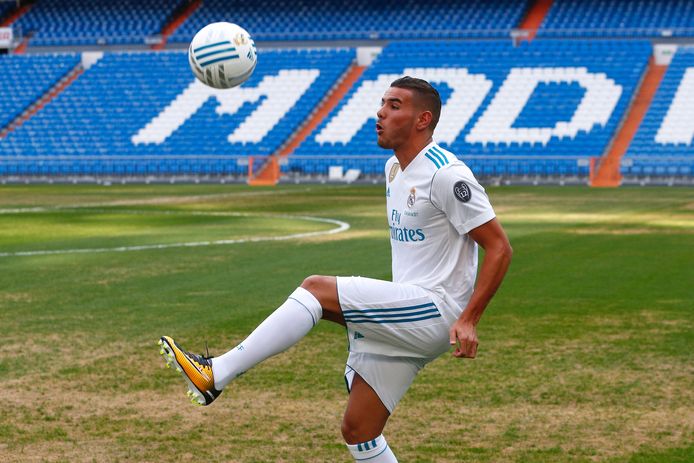 Theo Hernández bij zijn presentatie in Santiago Bernabeu in Madrid.
